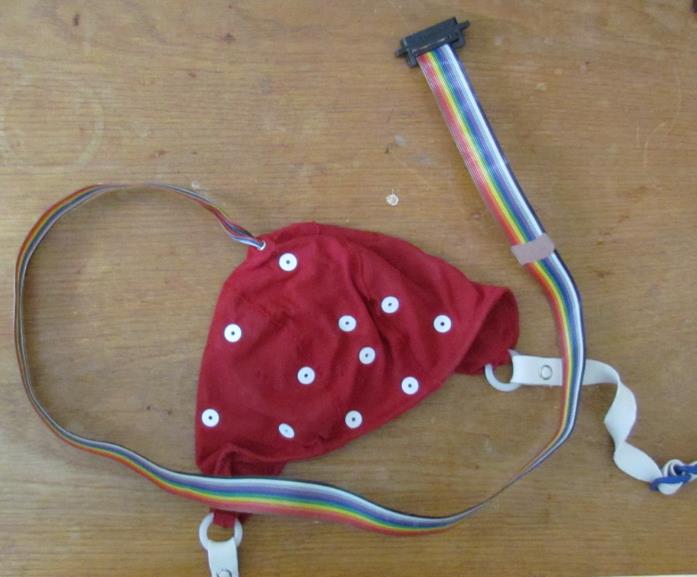 Obr. 2 EEG čepice Záznamy z těchto elektrod, které jsou způsobeny mozkovou