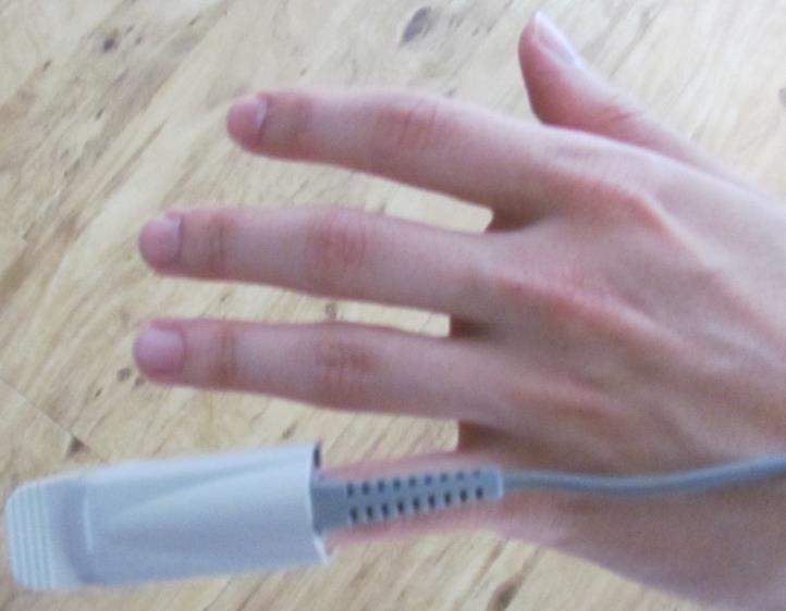 Obr. 9 Senzor pro měření tepové frekvence Zdravotnické a další pomůcky Pro aplikaci EEG čepice a jejích elektrod je zapotřebí injekční stříkačky s tupým koncem jehly, zdravotnické náplasti a vodivého