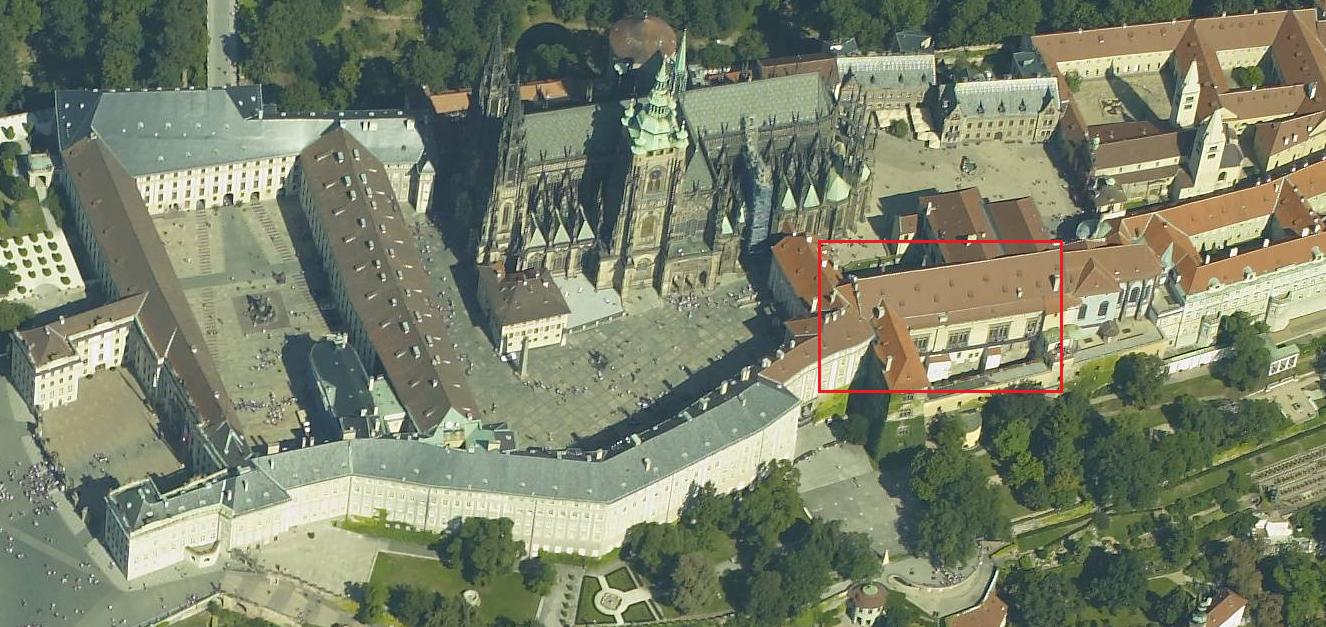 Úvod 1. ÚVOD Vzhledem k historické i stavební výjimečnosti Vladislavského sálu probíhá již od roku 2002 sledování stability jeho pilířů a stropních kleneb.