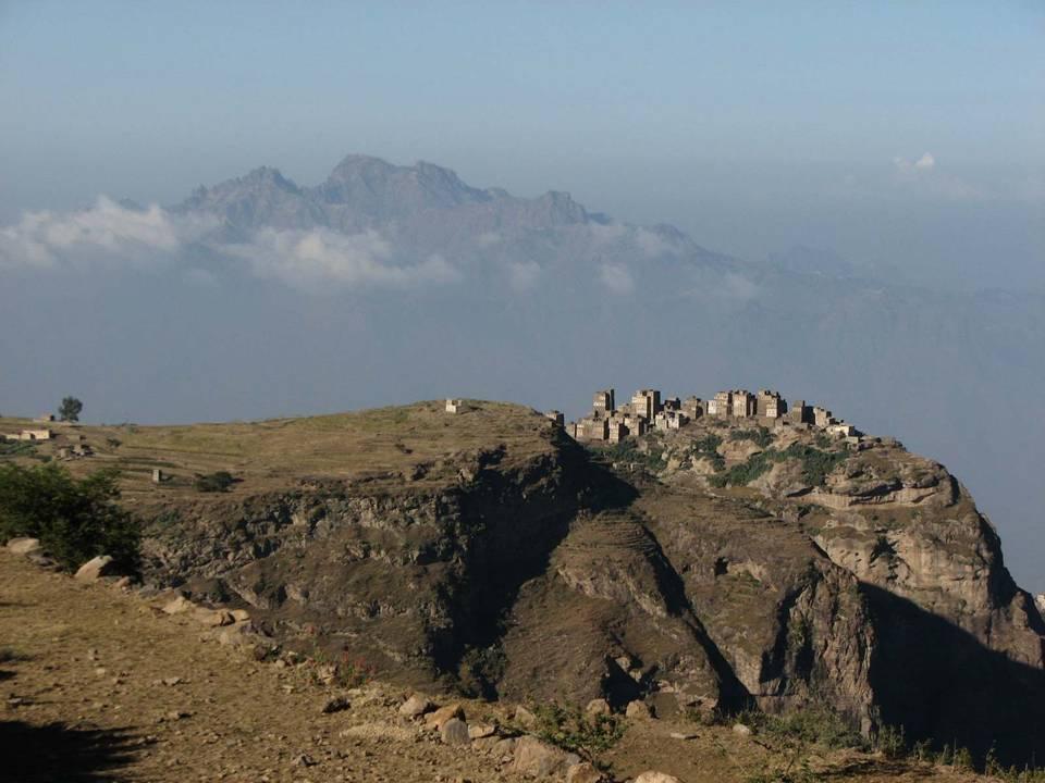 Pohled z Harazských hor na pohoří Džebel Bura, strmě vystupujícího z nížiny