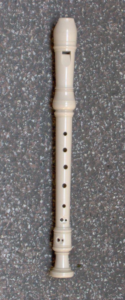 Sopránová zobcová flétna, jeden z nejrozšířenějších nástrojů ve školách vůbec.