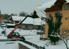 Mrazivé ráno Odstraňování laviny ze střechy pomocí techniky p. Kopuletého 5. 1. 2006 3.