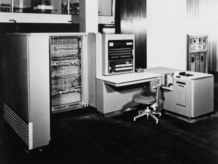 2. generácia IBM 701 (1952) Dierny štítok prvková základňa: tranzistory, operačná pamäť: feritová, dvojúrovňová pamäť: vnútorná (operačná) pamäť a vonkajšia pamäť, aritmetika v pohyblivej rádovej