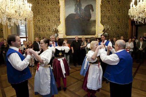 Slavnostní zahájení vernisáže Ukázka z výstavy Ukázky výroby-děvčata z kroužku paličkování Taneční soubor Sedlice 4.-5.-6.7. Výstava paličkované krajky Velká Turná Sedlická krajka,o.p.s. se jako partner podílela na výstavě paličkované krajky z tvorby paní Jany Kalinovské, absolvoventky Krajkářské školy v Sedlici.