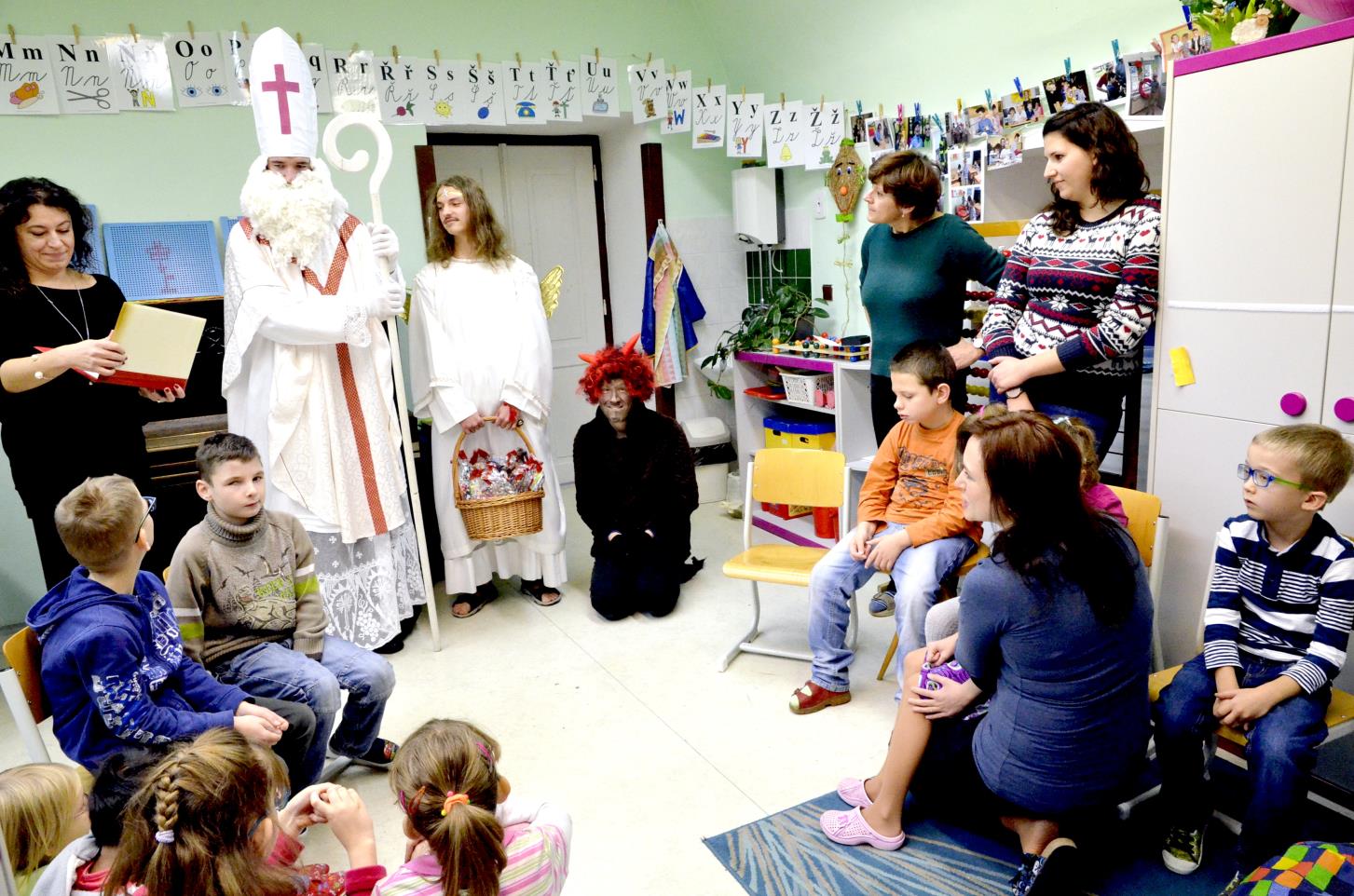 Prosinec 1. 12. MŠ navštívila představení Hurvínkův Mikuláš. 1. 12. sbor ŠJJ vystoupil s koledami při rozsvěcení vánočního stromku v MŠ MZV ČR. 1. 12. vystoupili žáci ZUŠ naší školy a Konzervatoře J.