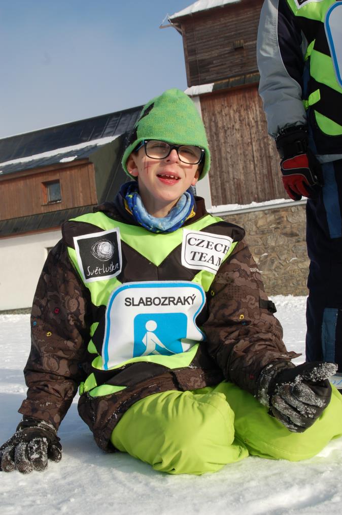 přenášení váhy z jedné lyže na druhou, sjezd z kopce pluhem, správné odpichování hůlek, apod. Zbytek našeho týmu, Damian, Adam a Martin, byli přiřazeni do třetího družstva.