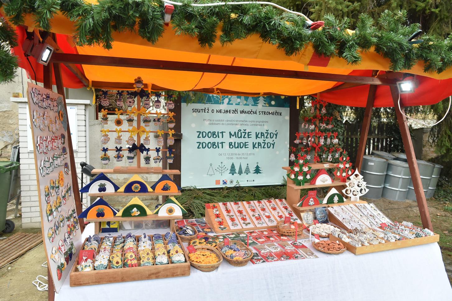 19. 12. zhlédli žáci VI. A v divadle Gong představení Vánoční koleda. 20. 12. proběhla na pracovnách tradiční Vánoční čajovna žáků Prš. V 9.30 jsme se sešli na čajovně. Paní Kadlicová to zahájila.