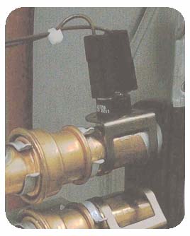 2.9. Ochrana proti přehřátí spalinového výměníku Havarijní termostat je rychlospojkou připevněn k trubce výstupu topení ze spalinového výměníku.
