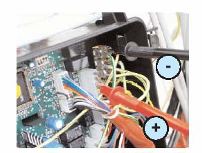 Počet otáček je kontrolován otáčkoměrem. Ventilátor je přišroubován na spalinovém sběrači. Počet otáček ventilátoru se mění plynule od 1600 do 2800 ot/min.