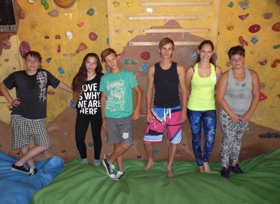 Horolezecká stěna Druhý den jsme šli na horolezeckou stěnu. Ve Sportovním klubu Rodeo jsme si zacvičili pod dohledem instruktora a proběhla první lekce lezení po stěně. Bylo to skvělé.