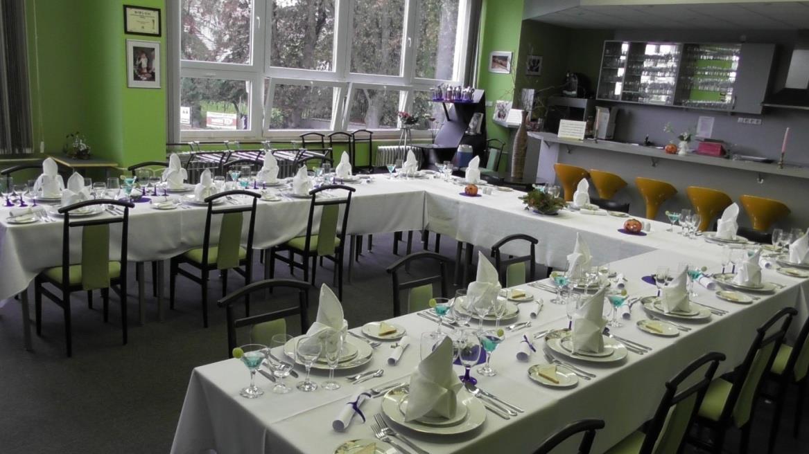 Dne 6. 10. jsme se zúčastnili banketu na učňovském středisku. Měli tam moc hezky prostřený stůl. Menu bylo velmi dobré. První byl předkrm, broskev plněná kuřecím salátem a brusinkami.