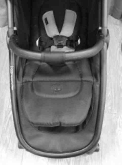 EN Footrest adjustment: The adjustment mechanism is under the seat - from the right side. Squize two adjusters and lift the footrest.