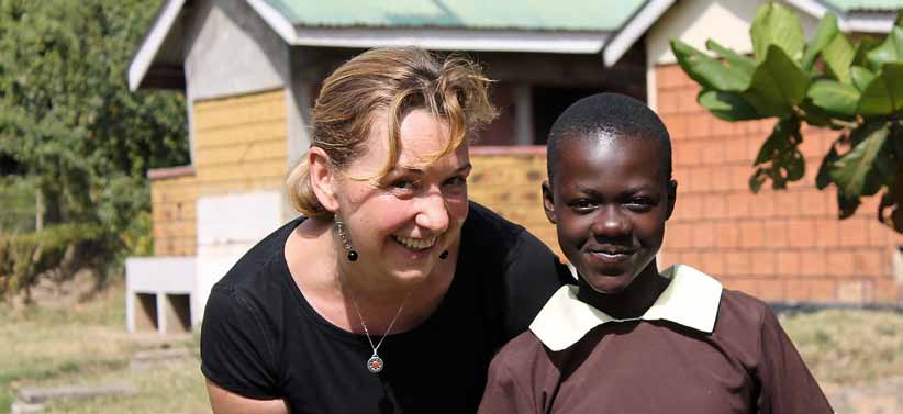 PROJEKTY V ČESKÉ REPUBLICE PROJEKTY V ČESKÉ REPUBLICE Adopce afrických dětí projekt pomoci na dálku Cílem projektu je zprostředkovat přístup ke vzdělání nejchudším dětem v Keni, aniž by byly vytrženy