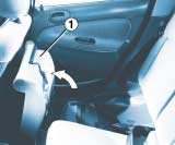 VÁŠ PEUGEOT 206 PODROBNĚ 97 ZADNÍ SEDADLA Sklopení zadních sedadel: - nadzvedněte přední část sedáku 1, - překlopte sedák 1 k předním sedadlům, - umístěte bezpečnostní pás pod vodítko pásu 2, -