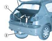PRAKTICKÉ INFORMACE 147 VÝMĚNA KOLA (sedan) Umístění vozidla - V rámci daných možností znehybněte vozidlo na vodorovném, stabilním a nekluzkém povrchu.