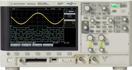 1.3.1 Zdroj Agilent E3634A 200W Stabilizovaný zdroj s lineární regulací a s velmi nízkou hlučností, jeden nebo dva výstupy (1x 50V/4A nebo 2x 25V/7A), RS-232 a GPIB (obr. 3). a b Obr.