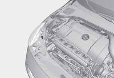 08 Údržba a servis Motorový prostor Otočte rukojeť o 20-25 stupňů vpravo. Uslyšíte, že se kapota odjistila. Posuňte pojistku doleva a otevřete kapotu.