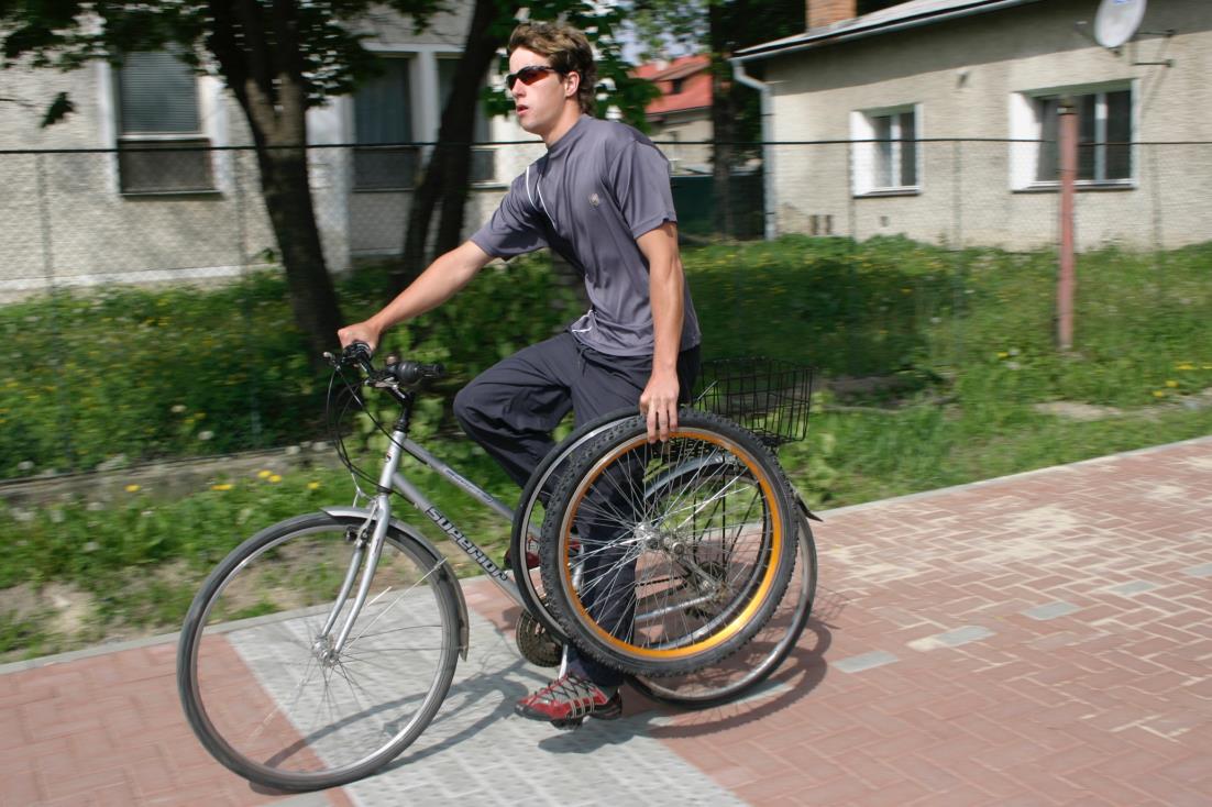 Cyklodoprava 2. etapa: 2004 Smíšené komunikace - ulice Hrdinů - úsek Str ední Litovelská Délka: 485 m Povrh: zámková dlažba Smíšené komunikace 3.