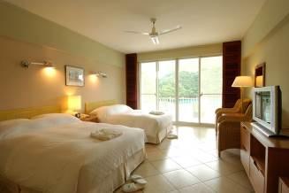 Ubytování: PALAU ROYAL RESORT http://www.palau-royal-resort.com/en/ Palau Royal Resort je 4* resort na ostrově Malakal.