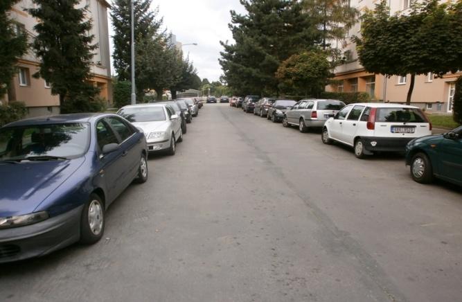 Úvod Důvody nutnosti řešení statické dopravy ve městě 377 305 obyvatel Statutárního města Brna (2015) 217 470 vozidel registrovaných ve městě Brně 110 000 přijíždějících lidí do města s potřebou