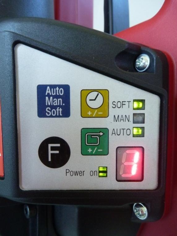 4.2 Ovládací panel páskovacího zařízení Obr. 5 Joystick vysouvání a zasouvání řetězového podvlékače, s jemným nastavením rychlosti.