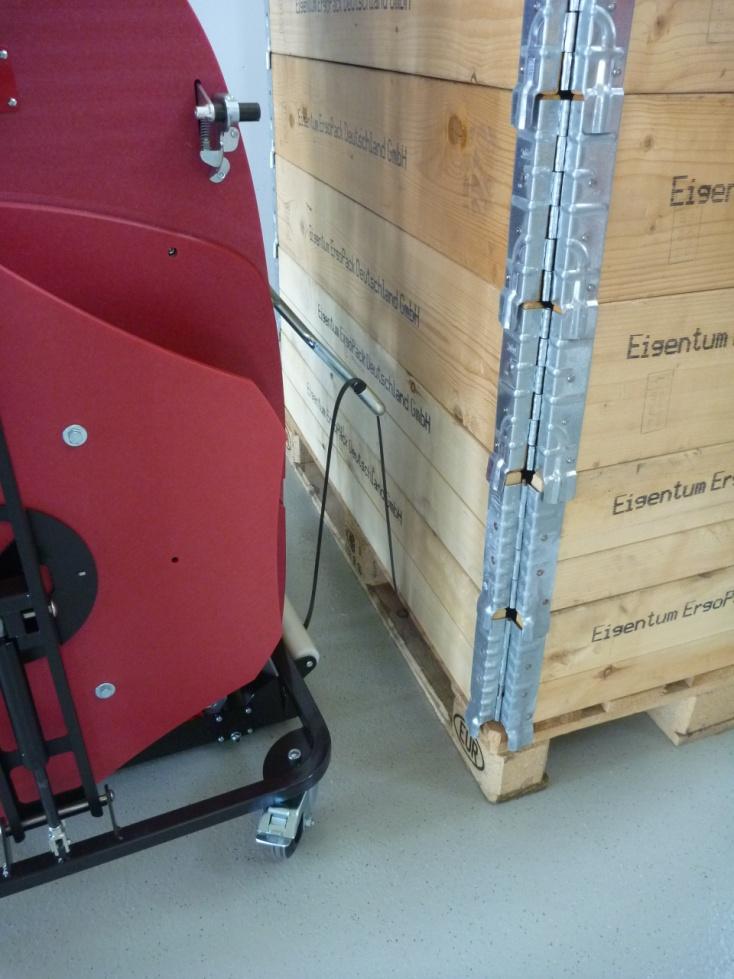 4. krok když se vratné saně zase nachází v zařízení, zvedají tyto automaticky zvedák pásky Nyní musíte pás, který držíte v levé ruce, uvolnit, protože v opačném případě není možné zvednout zvedák