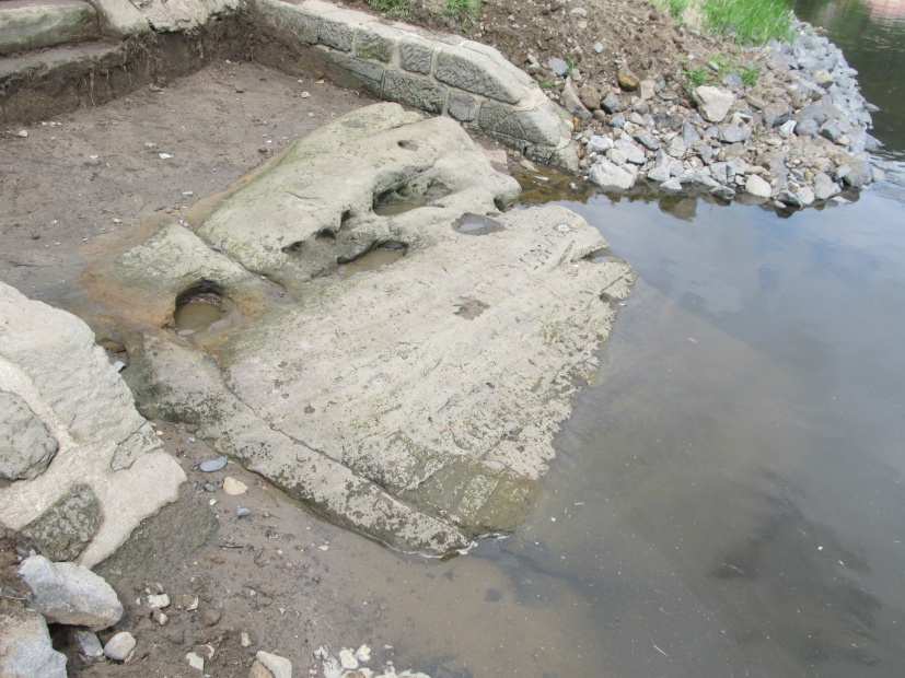 Hladový kámen v Děčíně jedna z nejstarších hydrologických památek v Evropě Nejstarší čitelný