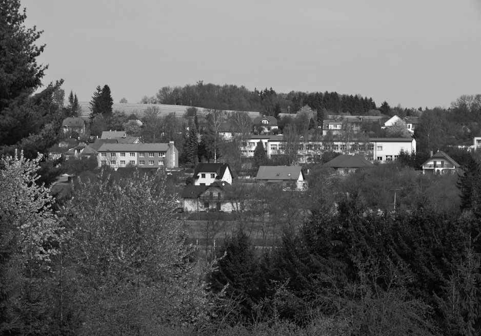 HISTORICKÉ SNÍMKY Z ROKU 1960 A SOUČASNOST Na srovnávacích fotografiích je vidět, jak Postupice zarůstají zelení a mizí krásné pohledy na zastavěnou krajinu.