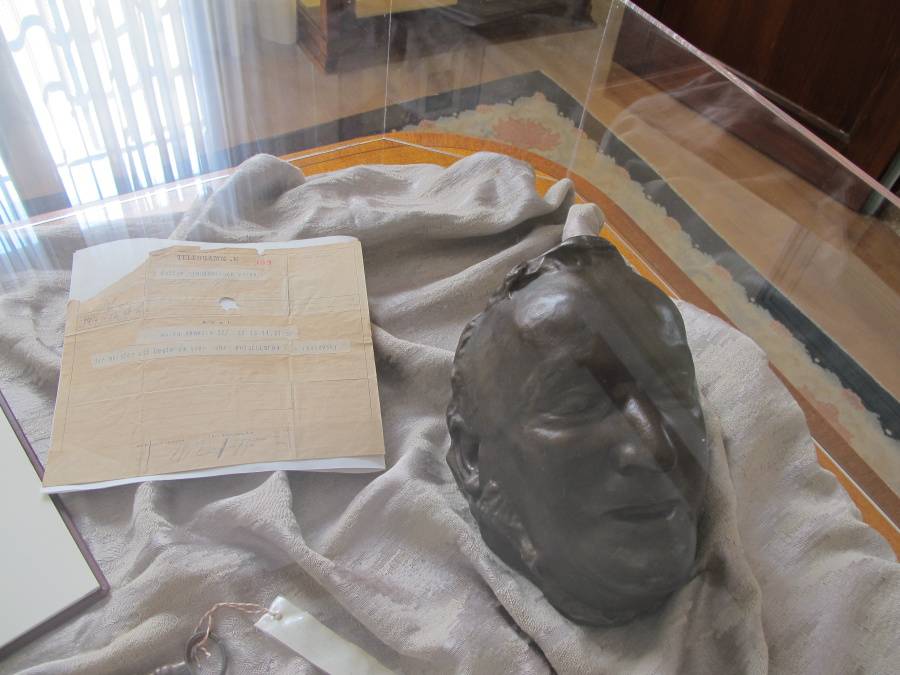 Posmrtná maska byla sňata 14.2.1813 sochařem Augustem Benvenutim. Telegramm No.