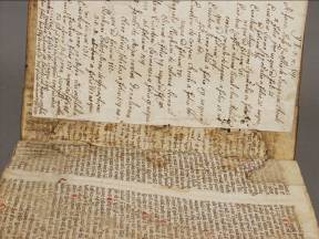 Signatura VIII F 2: - rukopis na papíře (konvolut), černý a červený inkoust - cihlově červená polokožená vazba (lepenkové desky): hřbet potažen usní, desky potaženy zlomkem pergamenového rukopisu,
