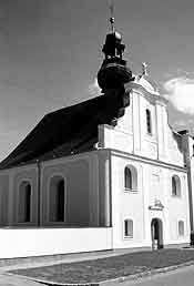 HISTORIE NAŠICH CHRÁMŮ: ŠPITÁLNÍ KOSTEL SV. KŘÍŽE VE ZLA- TÝCH HORÁCH Kostel se nachází na severním konci města u státní silnice vedoucí do Polska. Dříve to bylo před Dolní bránou.