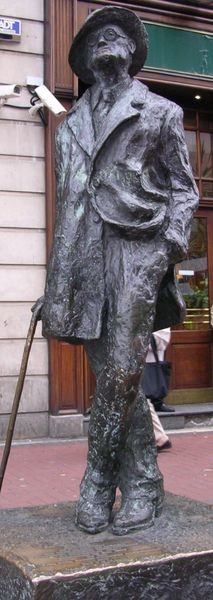 James Joyce - dílo psal díla modernistickou experimentální formou - zejména román Odysseus jedná se o parafrázi Homérova eposu Odysseia a v mnoha paralelách na něj odkazuje; cituje také z dalších