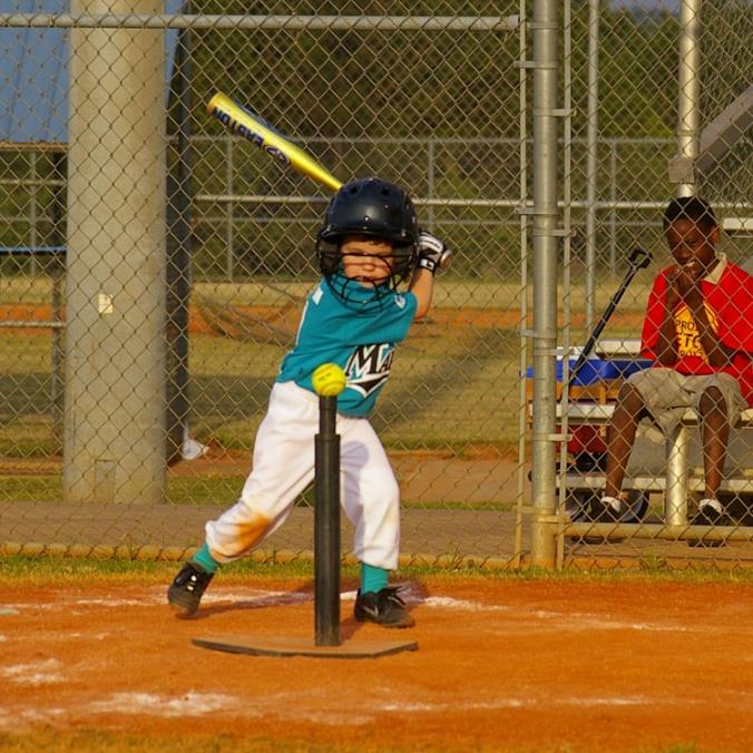 T-ball Hlavní výhoda - hráč na pálce neodpaluje nadhozený míč, ale odpaluje míč sám ze stativu (pevného stojanu s pružným zakončením).