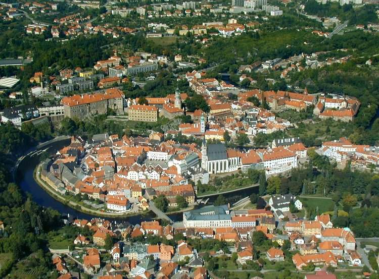 I. Základní charakteristika a údaje Město Český Krumlov se nachází v Jihočeském kraji v České republice. Rozkládá se na obou březích Vltavy pod velkolepým hradem založeným ve třináctém století.