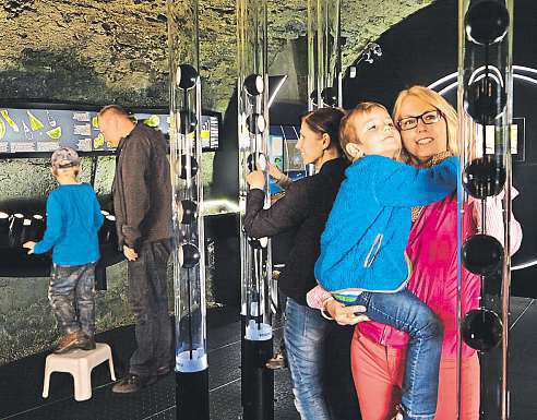 Českobudějovicko 1. srpna 2014 5 Muzeum ukáže příběhvltavínů Jak vznikly vltavíny? Aproč jsou takovým unikátem? Odpovědi najdou návštěvníci v expozici Muzea vltavínů včeském Krumlově.
