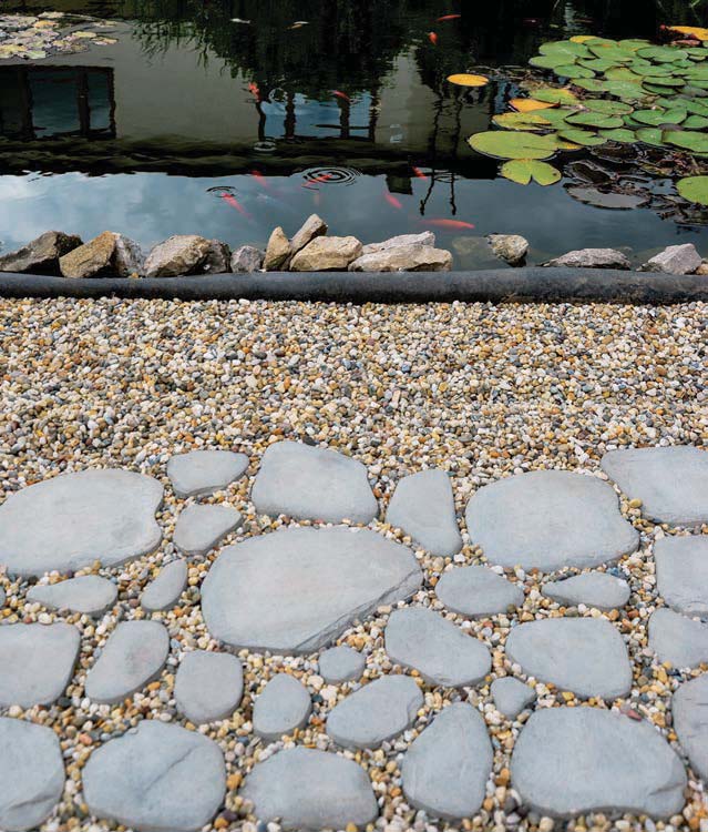 DETRA Povrch dlážděné plochy je tvořen plochými valouny různých velikostí, které imitují kamennou zahradní dlažbu.