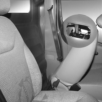 PALIVOVÁ NÁDRŽ (2/3) Čerpanie paliva Vypnite motor, zasuňte pištoľ tak, že ňou otvoríte kovovú záklopku. Skôr ako spustíte čerpanie, zasuňte pištoľ až na doraz (riziko vyprsknutia).