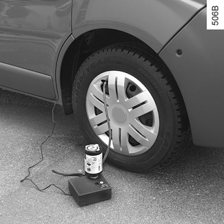 SÚPRAVA NA HUSTENIE PNEUMATÍK (2/6) C 2 3 3 D 5 1 4 Súprava na hustenie pneumatík C V závislosti od vozidla, pri defekte použite súpravu na hustenie umiestnenú pod sedadlom vodiča.
