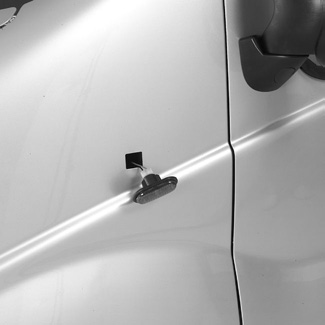 Akékoľvek zásahy (alebo úpravy) do elektrického vybavenia môže vykonať len značkový servis, pretože nesprávne zapojenie by mohlo spôsobiť poškodenie inštalácií (káblové časti, prístroje, najmä