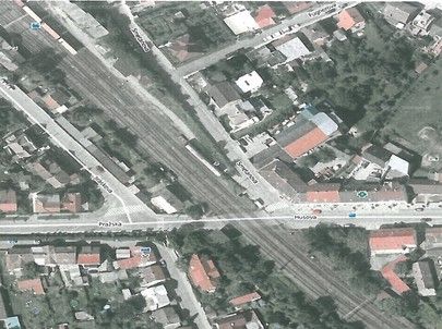 železničního přejezdu P 4933 v km 387,452. Při srážce došlo na elektrické jednotce 94 54 1480 002-5 k rozbití okna článku elektrické jednotky (dále též vozu) E vlaku IC 1358.