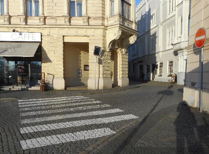 Školní dvůr Bohužel je bezpečnost našich žáků znatelně ohrožována i ze strany samotných rodičů, kteří své děti odvážejí ráno do školy.