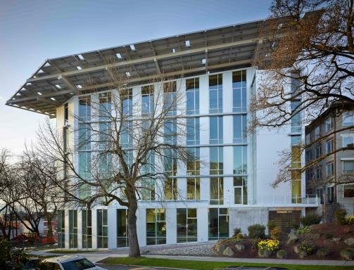Příklad budovy Cascadia Center for Sustainable Design and Construction (3623 m2) Snaha vytvořit nejšetrnější současnou komerční budovu 19 Nástroje pro snižování energetické náročnosti Energetický