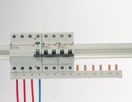 Systém přípojnic VS Lišty Systém přípojnic Technická data Lišta měď (neokysličená) Izolační pásek plastový ( ) odolnost teplotní (> 9) samozhášivý V O ielektrická pevnost (kv/mm) podle IN 58 /, ()