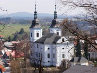 Před vstupem do muzea je řada historických patníků, k nejzajímavějším exponátům zatím patří železný kololis na zpevňování kol formanských vozů, najdeme tu historické vozy, kočár, saně, dámské kolo či