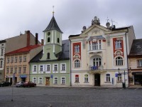 němuž je na východní straně připojen krátký trojboce uzavřený presbytář se dvěma hranolovými věžemi po stranách. Výška věží je 72 metrů. Chrámová klenba má výšku 22 metrů a její délka je 44 metrů.