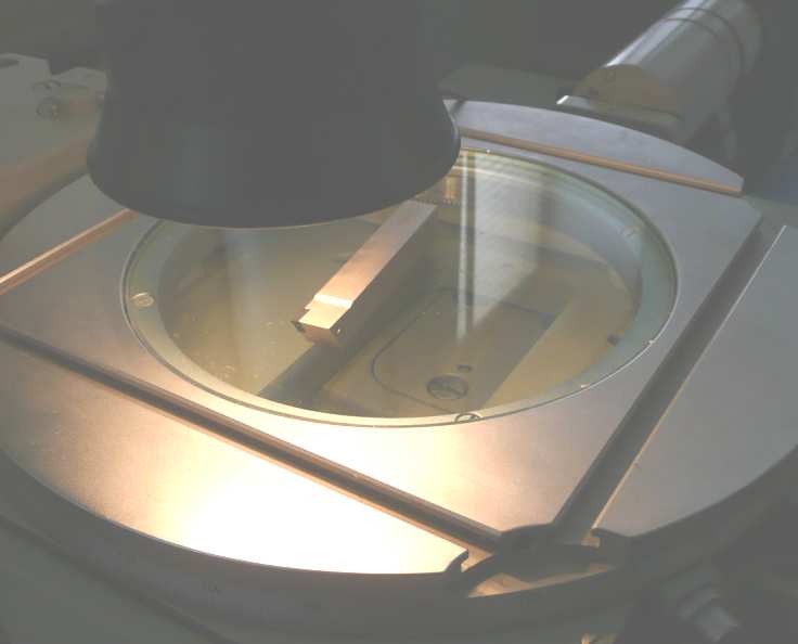 Obrázek 59. Měřicí mikroskop Obrázek 60. Držák s měřenou destičkou Tabulka 13. Hodnoty opotřebení hřbetu nástroje VB max [mm] Pracoviště 64 72 Břit 1. 2.
