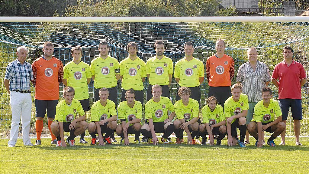 team FCPK a Horní řada zleva: František Reichl (vedoucí mužstva), Martin Kostříž, Jan Peclinovský, Martin Brabec, Daniel Smejtek, Jaroslav Ramba, Bohuslav Strnadel, Jiří Švarc,