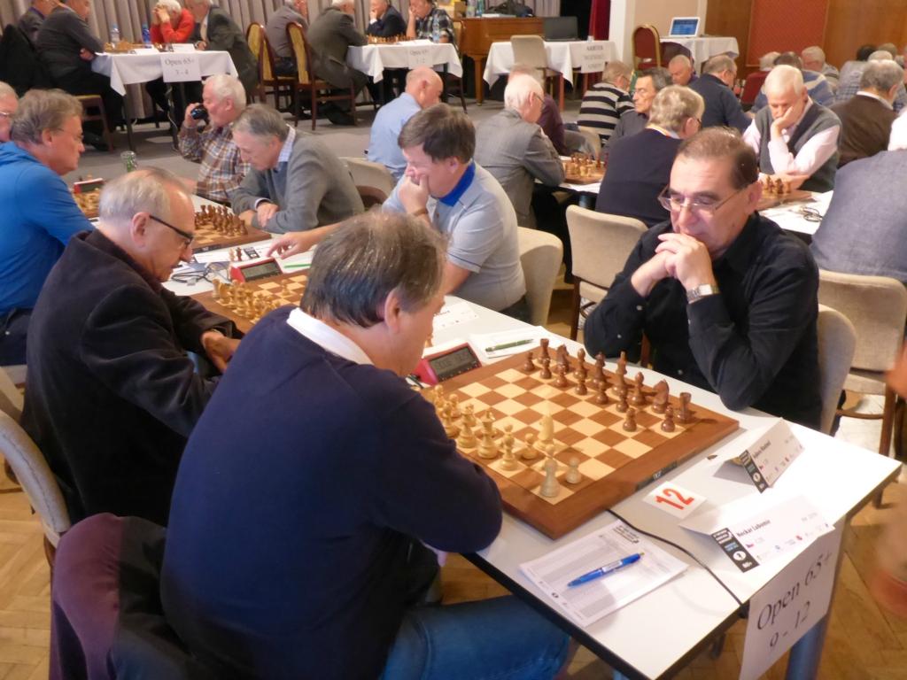 25.c4 1-mK-tR-+-tR! 2zPPzP-+-+-" 3-+-+-+-+# 4+-+LwQP+-$ 5-+-+nsNqzP% 6+p+p+-+p& 7p+p+-+-+' 8+k+-trl+r( e5 [25...Db4 26.Veb1 Dc3 27.Dxc3 Jxc3 28.Sxa8+-] 26.