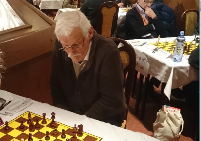 4.kolo (4) Janda,Zdenek (2114) - Vatansever,Abdullah (1938) [D13] Po předchozí prohře jsem se propadl na 60,stůl. Soupeřem mi byl turecký hráč, s kterým hrál ve 2.kole Vlasta.