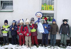 Vynášení Zimy mateřské škola Lázně Bohdaneč www.skolka-bohdane.z,,až já půjdu na kopeček, zazvoním tam na zvoneček..., tak začínala jedna z písní letošního masopustního veselí v mateřské škole.